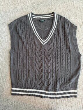 Grey and White Sleevless Sweater  M